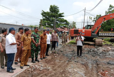 Dandim 0614/Kota Cirebon dan Wali Kota Cirebon Tinjau Pengerukan Kali Sukalila untuk Penataan Ruang Publik