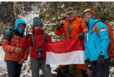Tim Merah Putih Jajal Air Terjun Es di China