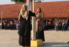 Inspiratif, Guru Perempuan Berkebaya Pimpin Upacara Hari Kartini di SMPN 2 Pangenan