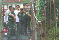 Mengatasi Kesulitan Rakyat Sekelilingnya, Kodim 0614/Kota Cirebon Renovasi Jembatan Gantung Kriyan