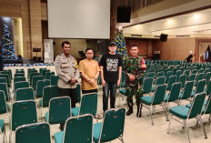 Babinsa dan Bhabinkamtibmas Lemahwungkuk Monitoring Sterilisasi Gereja Jelang Perayaan Natal 2025