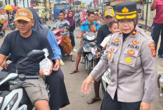 Polsek Lemahabang Bagi 200 Takjil Sambil Sosialisasi Tertib Berkendara