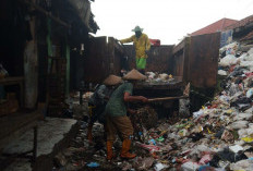 DLH Cirebon Bersihkan TPS Pasar Minggu, Sampah Organik Berpotensi Jadi Pakan Maggot
