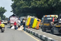 Truk Muatan 9 Ton Kedelai Terguling di Jembatan Kanggraksan Cirebon, As Roda Patah