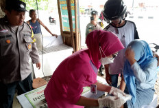 Pengendara Motor Terjatuh di Perempatan Pemuda Cirebon, Tim Medis Lakukan Penanganan Cepat