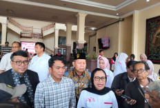 Senyum Lebar Tukang Becak Menerima Bantuan Presiden Becak Listrik Senilai Rp22 Juta