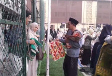 Pedagang Plastik Bekas Raup Rezeki saat Shalat Id di Tuparev Cirebon