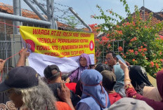 Warga Pancuran Barat Cirebon Demo Tower BTS, Gerbang Digembok dan Minta Dibongkar