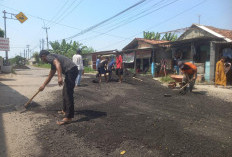 Sering Sebabkan Kecelakaan, Jalan Mundu–Pamengkang Akhirnya Diperbaiki Warga Secara Swadaya