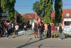 Jalan Mertapada–Munjul Cirebon Bertahun-tahun Rusak, Warga Grudug Kantor Camat Asjap