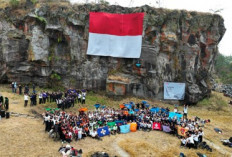 Bendera Merah Putih Raksasa Berkibar di Tebing Taman Cisantana, Tandai 10 Tahun Tradisi KPTMP-SISPALA