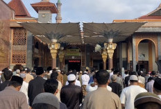 Suasana Salat Idul Adha di Masjid At Taqwa Cirebon, Khatib Ungkap Konteks Kurban Kekinian