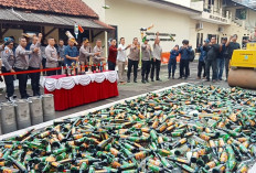 Tak Main-main! Polres Cirebon Kota Musnahkan 3.391 Botol Miras di Akhir Tahun
