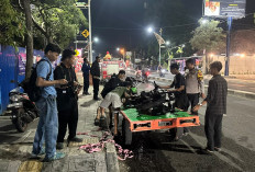 Motor Terbakar Dekat Perlintasan Kartini Cirebon, Warga dan Polisi Berjibaku Padamkan Api