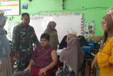 Perangi Campak dan Rubela, Babinsa Kebonbaru Dampingi Imunisasi Anak Sekolah
