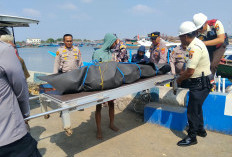 Momen Haru di Kejawanan, Polisi Gotong Jenazah ABK yang Meninggal di Tengah Pelayaran