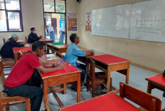 Saat Ayah Duduk di Bangku Sekolah: Kisah di Balik Gerakan Mengambil Rapor