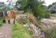 Sudah 8 Tahun Tak Diperbaiki, Longsor Sungai Cikanci Ancam Akses Tiga Desa di Cirebon