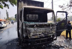 Truk Terbakar di Beber: Bawa Muatan 22 Ton Teh Gelas, Sopir Cium Bau Kabel Terbakar