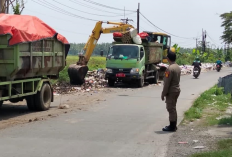 Sampah Menggunung di Exit Tol Ciledug Dibersihkan, DLH Cirebon Siapkan Sanksi