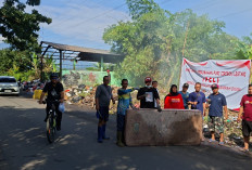 Warga Tutup TPS Warung Asem, Kesal Sampah Tak Rutin Diangkut DLH Kabupaten Cirebon