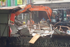 350 Personel Gabungan Bersihkan Bantaran Sungai Sukalila Cirebon