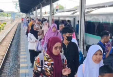 Wisata dan Mudik Jadi Satu, Stasiun Cirebon Kebanjiran Penumpang Akhir Tahun