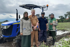 Traktor Roda Empat Dorong Mekanisasi Pertanian di Cirebon