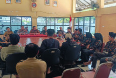 Soroti Kinerja Desa, Camat Astanajapura Memediasi FPM dan BPD Mertapadawetan