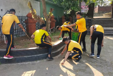 Sambut Hari Bhayangkara ke-80, Polresta Cirebon Bersihkan Makam Keramat Pangeran Cakrabuana