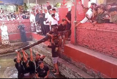 Tradisi Unik di Cirebon, Buyut Kayu Mati Dimandikan Setiap 19 Mulud, Airnya Diburu Warga untuk Ngalap Berkah