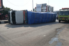 Diduga Sopir Ngantuk, Truk Tronton Terguling di Kedawung Cirebon