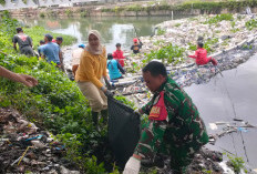 Kurangi Resiko Banjir, Babinsa dan Lurah Terjun ke Sungai