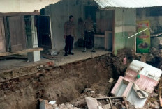 Diterjang Abrasi Sungai, Rumah Warga Cirebon Ambruk Usai Hujan Lebat