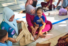 Balita 2 Tahun Diduga Ditinggal Orang Tua di Masjid Gebangkulon, Warga Menanti Keluarga Datang