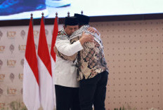 Peluk Dubes Palestina, Prabowo Tak Kuasa Tahan Air Mata di Hadapan Ribuan Santri Gontor