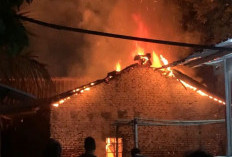 Rumah Kayu di Watubelah Ludes Terbakar Menjelang Subuh, Kerugian Capai Rp50 Juta