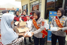 Peduli Warga, Polres Cirebon Kota Rutin Bagikan Ratusan Nasi Kotak Gratis
