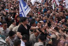 Prabowo Guyub Bareng Buruh: Buka Baju, Peluk, hingga Salami Para Pekerja