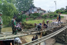 Jembatan Desa Munjul Ambruk Diterjang Luapan Sungai Cikanci, Warga dan TNI Bangun Jembatan Darurat