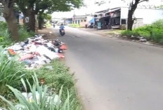 Miris! Sampah Menggunung di Jalan Kanci Cirebon, Jalan Licin dan Rawan Kecelakaan