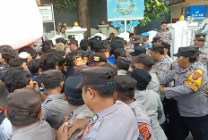 Mahasiswa Kepung Balai Kota Cirebon, Soroti Dugaan Penyimpangan Dana Rp30,5 Miliar