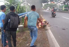 Detik-detik Motor Terbakar di Pantura Gebang Cirebon, Pengendara Selamatkan Neneknya
