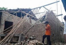 Hujan Deras Picu Pergeseran Tanah, Rumah Warga di Cibingbin Kuningan Ambruk