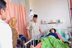 Prabowo Jenguk Korban Kecelakaan Kereta di Bekasi, Hal Ini Jadi Sorotan