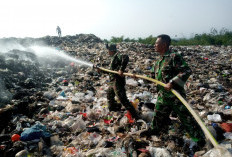 Kebakaran TPA Ciniru Kuningan Belum Padam, TNI AD dan Petugas Gabungan Terus Berjibaku Padamkan Titik Api