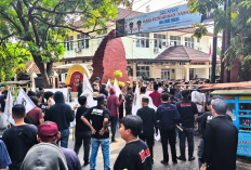 Demo di Depan Kantor Disdik Kabupaten Cirebon, Massa Desak Kadisdik Mundur