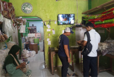 Kurang dari 30 Detik, Pria Bertopi Gasak 15 Bal Otak-otak dan 3 Dus Tahu Bulat, Terekam CCTV