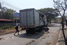 Truk Ransus Nyelonong ke Jalur Lawan di Pantura Cirebon, Hantam Truk Paket hingga Boks Jebol
