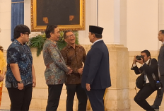 Momen Akrab Rocky Gerung dan Prabowo di Istana, Sentuh Pundak Presiden Usai Pelantikan
